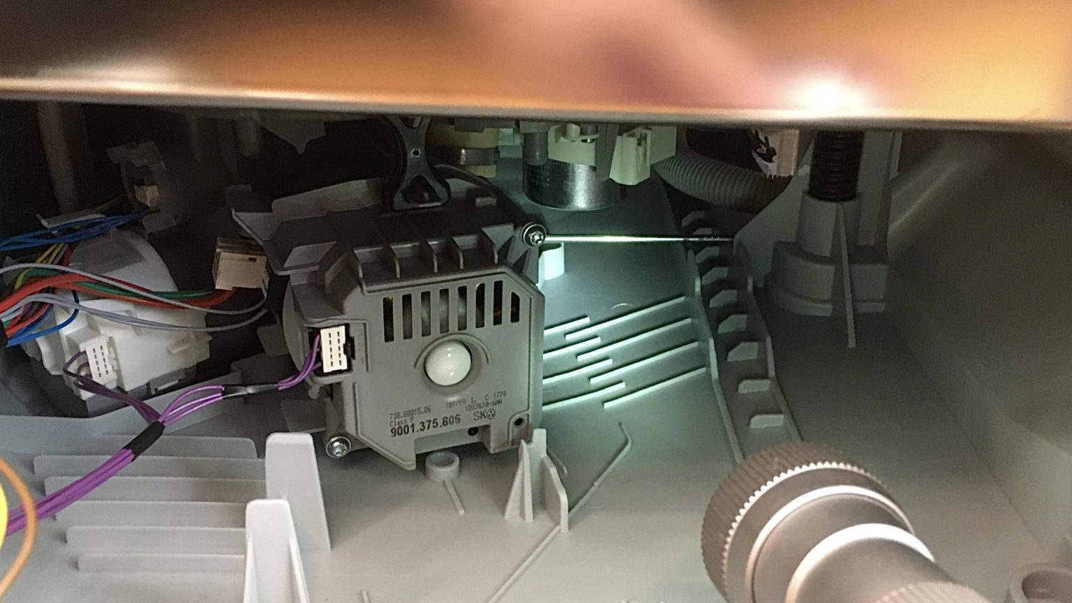 Geschirrspüler reparieren Wenn die Umwälzpumpe brummt Relais30.de